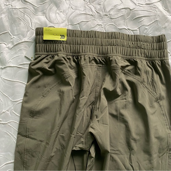 Women's Tapered Stretch Woven Mid-Rise
Pants All In Motion Green NWT S, M - Picture 12 of 15